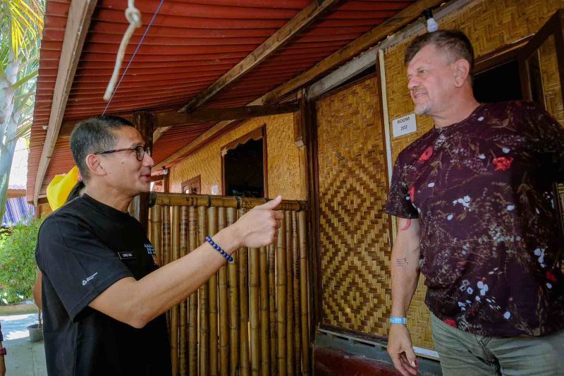 Menparekraf Sandiaga Uno menyapa salah satu wisatawan mancanegara yang menginap di homestay kawasan Mandalika, Minggu (15/10/2023)