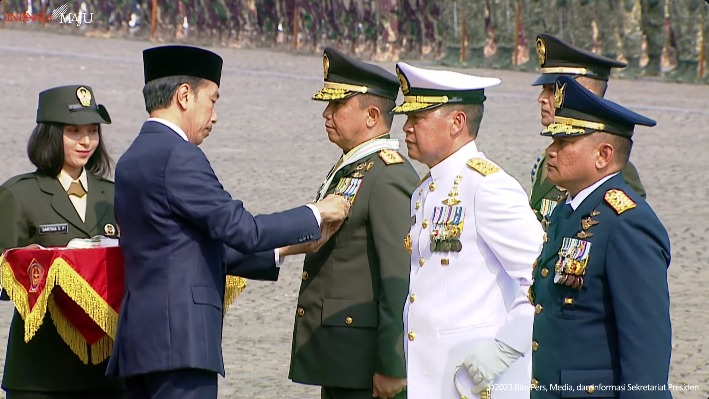  Presiden juga menganugerahkan tanda kehormatan kepada prajurit TNI, Kamis (5/10/2023)
