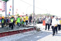 Presiden Jokowi meninjau preservasi rekonstruksi jalan ruas Simpang Randu-Seputih Surabaya di Kabupaten Lampung Tengah, Provinsi Lampung, Jumat (27/10/2023).