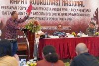 
Anggota Bawaslu Totok Hariyono memberikan arahan dalam Rapat Koordinasi Nasional (Rakornas) Persiapan Penyelesaian Sengketa Proses Pemilu Pasca-penetapan DCT Anggota DPD, DPR RI, DPRD Provinsi, dan DPRD Kabupaten/Kota Pemilu Tahun 2024, di Bali, Senin (30/11/2024)