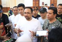 Menag Yaqut Cholil Qoumas memberikan keterangan pers usai melepas jalan santai dalam rangka Hari Santri 2023, di Surabaya, Sabtu (21/10/2023)