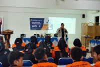 Salah satu pemateri, Abror Vandozer memaparkan pengetahuan seputar penulisan berita bagi Pelajar SMK Negeri 1 Palembang, Sabtu 7 Oktober 2023