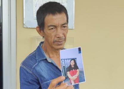 Bambang Irawan menunjukkan foto anak gadisnya TS yang menghilang pasca pamit menginap di rumah temannya