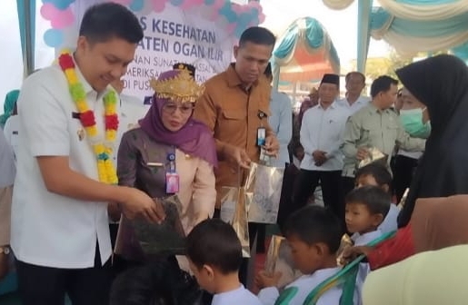 Bupati Ogan Ilir Panca Wijaya Akbar tengah berdialog dengan peserta Khitan