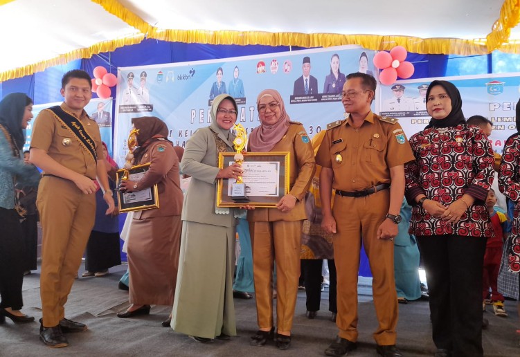 Bupati Ogan Ilir Panca Wijaya Akbar memberikan penghargaan bagi Camat Indralaya Selatan