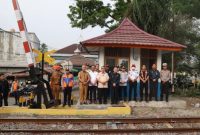 PT Bukit Asam Tbk (PTBA) membantu pembangunan 4 unit pos dan palang pintu pintu perlintasan sebidang jalur perlintasan langsung (JPL) Kereta Api di wilayah Kecamatan Muara Enim.