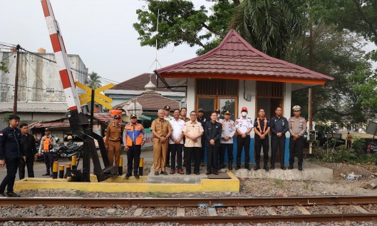 PT Bukit Asam Tbk (PTBA) membantu pembangunan 4 unit pos dan palang pintu pintu perlintasan sebidang jalur perlintasan langsung (JPL) Kereta Api di wilayah Kecamatan Muara Enim.