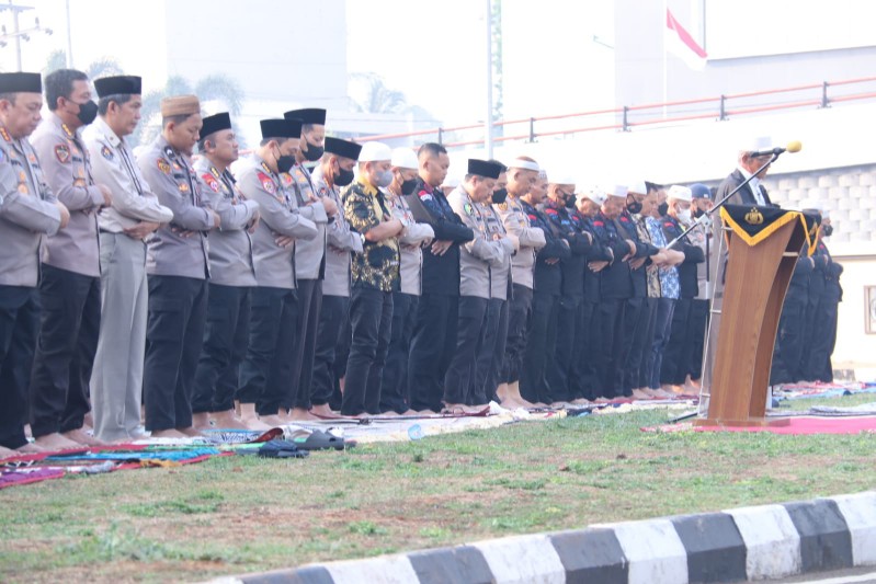 Kepolisian Daerah Sumatera Selatan [Polda Sumsel] menggelar aksi 'bentang sajadah' Salat Istisqa atau salat meminta turun hujan kepada Allah SWT untuk mengatasi masalah kekeringan serta kebakaran hutan dan lahan [Karhutla] pada musim kemarau 2023 ini yang cukup parah karena pengaruh El Nino.