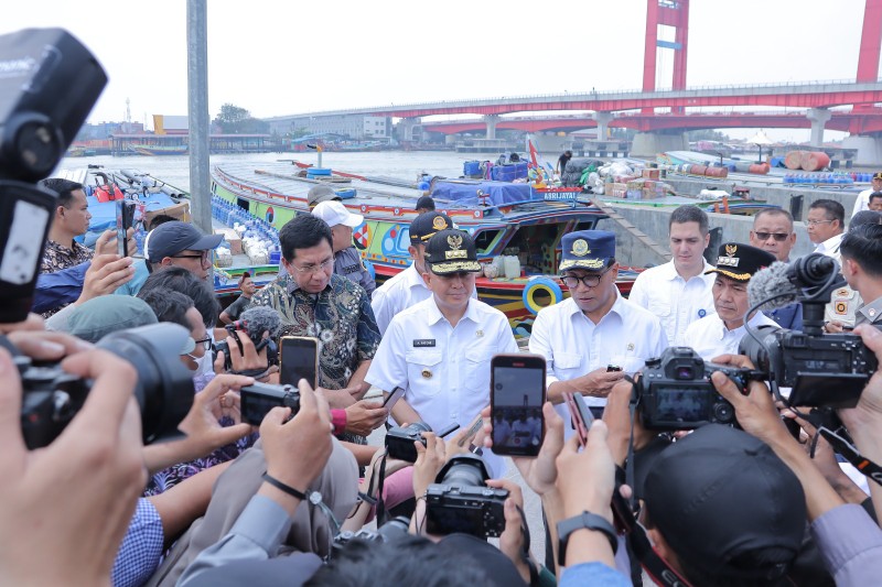 Pj Walikota Palembang Ratu Dewa mendampingi Menhub Budi Karya Sumadi bersama PJ Gubernur Sumsel Agus Fatoni meninjau langsung Feeder dan kawasan Dermaga 16 Ilir, Sabtu 14 Oktober 2023.