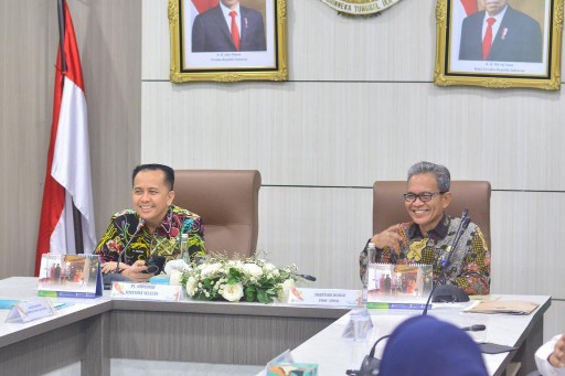 Pj Gubernur Sumsel Agus Fatoni melakukan Rapat Koordinasi [Rakor] dengan seluh OPD terkait realisasi anggaran di Ruang Rapat Bina Praja, Kantor Gubernur Sumatera Selatan, Palembang, Jumat 13 Oktober 2023