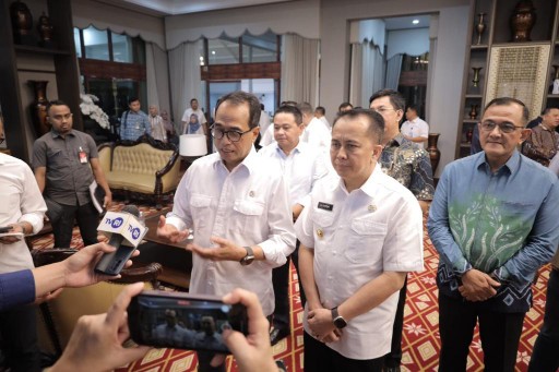 Menhub RI Budi Karya Sumadi bersama Pj Gubernur Sumsel Agus Fatoni memberikan keterangan usai Rapat Terbatas [Ratas] di Griya Agung, Palembang, Sumatera Selatan, Sabtu 14 Oktober 2023.