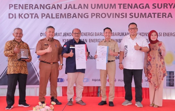 Anggota Komisi VII DPR RI H Yulian Gunhar SH MH nampak membuka dan menyerahkan langsung kepada Pj Walikota Palembang, H Ratu Dewa melalui penyerahan simbolis miniatur PJU-TS di Kelurahan Sukajaya, Kecamatan Sukarami Palembang.