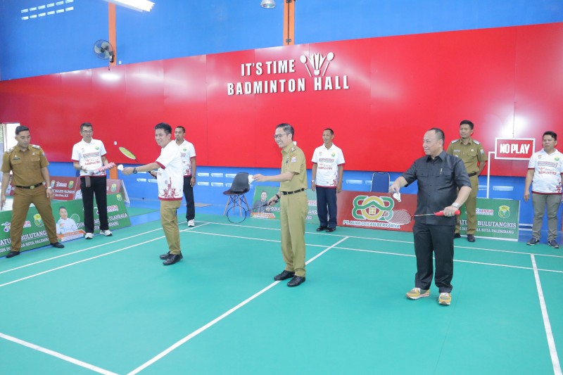 Pj Walikota H Ratu Dewa membuka Kejuaraan Bulu Tangkis Palembang Darussalam Cup 2023 yang diselenggarakan Dinas Pemuda dan Olahraga [Dispora] Palembang di Its Time Badminton Hall, Sukarami Palembang, Senin 23 Oktober 2023.