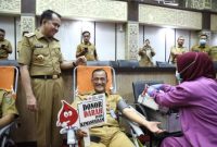 Semarak peringatan m HUT ke-52, Korps Pegawai Republik Indonesia (KORPRI), Penjabat (PJ) Gubernur Sumsel Agus Fatoni mengikuti bakti sosial (Baksos) donor darah. 