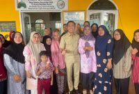 Pj Walikota Palembang H Ratu Dewa pose bersama warga Cipta Permai 2 