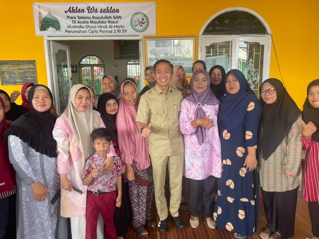 Pj Walikota Palembang H Ratu Dewa pose bersama warga Cipta Permai 2 