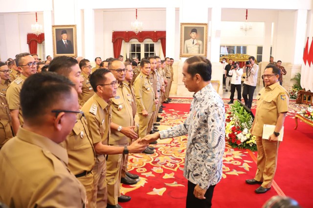 Penjabat (PJ) Walikota Palembang Ratu Dewa mengikuti rapat koordinasi penjabat kepala daerah dalam rangka pemantapan penyelenggaraan pemerintahan dan pelayanan publik serta mengoptimalkan implementasi program strategis nasional, Senin 30 Oktober 2023.