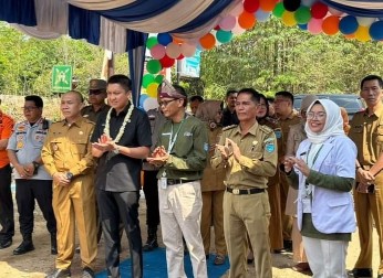 Bupati Ogan Ilir Panca Wijaya Akbar meninjau langsung pelaksanaan Sunat Massal Berobat Gratis di Puskesmas Betung