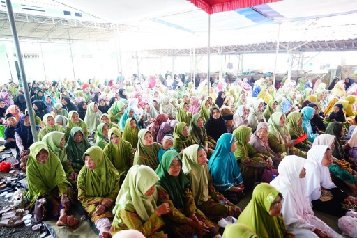 Ratusan jamaah saat menghadiri kegiatan Pengajian Ahad Pon dalam rangka memperingati Maulid Nabi Muhammad 1445 H/2023 M yang diselenggarakan Yayasan Idarotul Midayah di Masjid Al-Muttaqin Desa Bukit Napuh Kelurahan Bukit Sari Kecamatan Martapura, Minggu, 29 Oktober 2023.