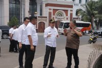Jalan Kaki 'Terik Matahari' PJ Walikota Palembang Ratu Dewa meninjau kondisi infrastruktur Kota Palembang