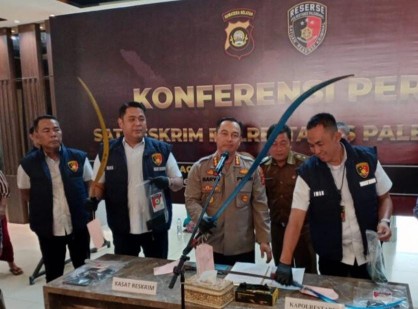 Kapolrestabes Kombes Pol Harryo Sugihhartono menunjukkan barang bukti berupa senjata tajam yang digunakan 17 pemuda dalam aksi tawuran