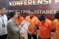 Kapolrestabes Palembang Kombes Harryo Sugihhartono didampingi Kasat Reskrim AKBP Haris Dinzah menanyakan peran keempat tersangka dalam pencurian uang senilai Rp350 juta milik Petani. [Foto : WIDEAZONE.com-Deny Wahyudi]