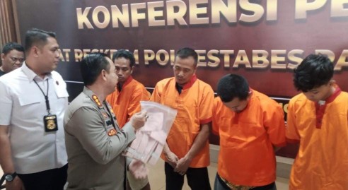 Kapolrestabes Palembang Kombes Harryo Sugihhartono didampingi Kasat Reskrim AKBP Haris Dinzah menanyakan peran keempat tersangka dalam pencurian uang senilai Rp350 juta milik Petani. [Foto : WIDEAZONE.com-Deny Wahyudi]