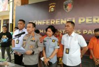 Kapolrestabes Palembang Kombes Pol Harryo Sugihhartono menggelar konferensi Pers terkait penangkapan Lima Komplotan Spesialis ganjal ATM