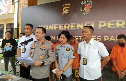 Kapolrestabes Palembang Kombes Pol Harryo Sugihhartono menggelar konferensi Pers terkait penangkapan Lima Komplotan Spesialis ganjal ATM