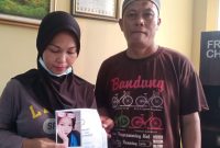 Kedua orang tua Sadila Pratiwi alias Dila (15), melaporkan kehilangan anaknya seraya menunjukkan foto anaknya.
