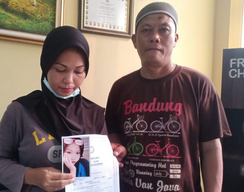 Kedua orang tua Sadila Pratiwi alias Dila (15), melaporkan kehilangan anaknya seraya menunjukkan foto anaknya.