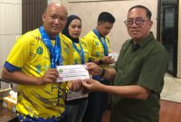 Ketua PERPANI Kota Palembang H Ahmad Zulinto SPd MM mengganjar bonus bagi para atlet panahan yang sukses mendulang medali Porprov Sumsel XIV 2023.