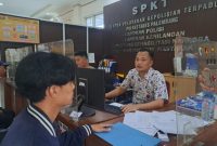 Korban penipuan, Am Muchsin (27) mendatangi SPKT Polrestabes Palembang