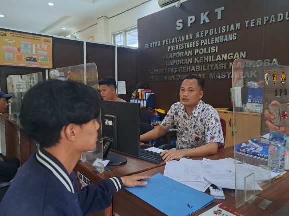 Korban penipuan, Am Muchsin (27) mendatangi SPKT Polrestabes Palembang