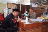 Korban Hagay Eagle Kainde (30) melaporkan ke SPKT Polrestabes Palembang atas peristiwa hilangnya tas miliknya di toilet mal Palembang Icon [Foto: WIDEAZONE.com - Deny Wahyudi]