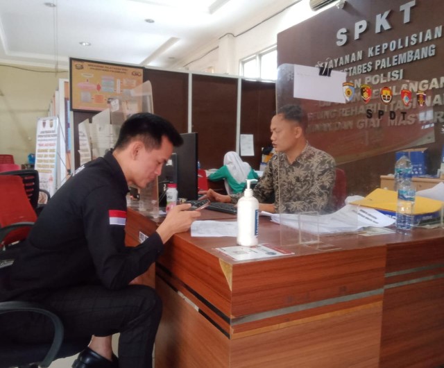 Korban Hagay Eagle Kainde (30) melaporkan ke SPKT Polrestabes Palembang atas peristiwa hilangnya tas miliknya di toilet mal Palembang Icon [Foto: WIDEAZONE.com - Deny Wahyudi]