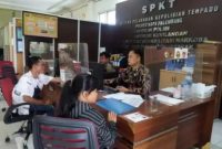 Orangtua korban penganiayaan melaporkan insiden yang dialami anaknya ke SPKT Polrestabes Palembang