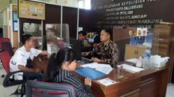Orangtua korban penganiayaan melaporkan insiden yang dialami anaknya ke SPKT Polrestabes Palembang