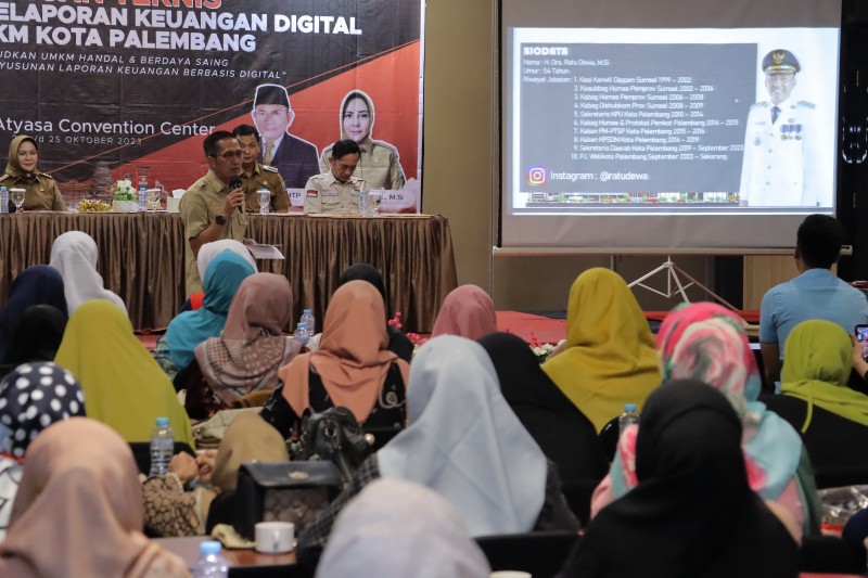 PJ Walikota Ratu Dewa membuka sekaligus menjadi Narasumber pada Bimtek Transaksi dan Pelaporan Keuangan Digital bagi UMKM Palembang