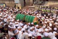 PULUHAN ribu pelayat memadati jalan DR M Isa- Pasar Kuto Palembang menghantarkan jenazah Habib Mahdi bin Muhammad Syahab ke peristirahatan terakhir di tempat pemakaman Gubah Duku atau Gubah Al Habib Ahmad bin Syekh bin Syahab.