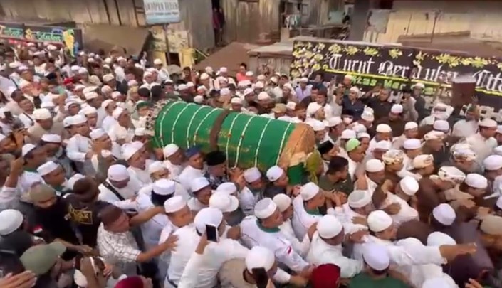 PULUHAN ribu pelayat memadati jalan DR M Isa- Pasar Kuto Palembang menghantarkan jenazah Habib Mahdi bin Muhammad Syahab ke peristirahatan terakhir di tempat pemakaman Gubah Duku atau Gubah Al Habib Ahmad bin Syekh bin Syahab.