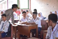 Pj Walikota Ratu Dewa Tinjau KBM Tatap Muka Hari Pertama di SMPN 5 Palembang