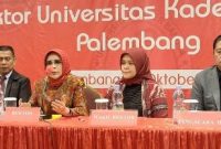 Rektor Universitas Kader Bangsa [UKB] Dr Hj Irzanita SH SE SKM MM MKes didampingi Kuasa Hukumnya, M Aminudin SH MH dan Dr Darmadi Djufri SH MH [foto Deny Wahyudi- WIDEAZONE.com]