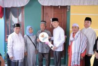 Secara simbolis, kunci rumah diserahkan langsung PJ Walikota Palembang Ratu Dewa, Minggu 8 Oktober 2023, pagi.