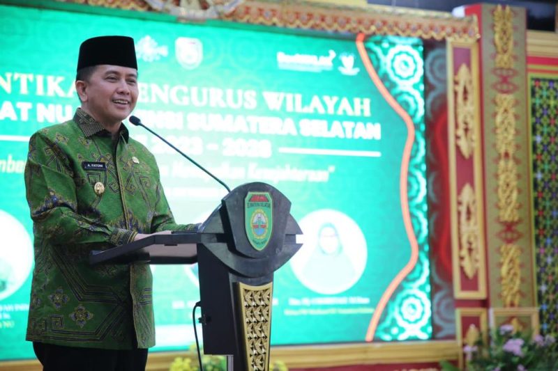 Pj Gubernur Sumsel Agus Fatoni dalam pelantikan pengurus wilayah Muslimat NU Provinsi Sumsel periode 2023-2028 di Griya Agung Palembang, Sumatera Selatan, Sabtu (28/10/2023)
