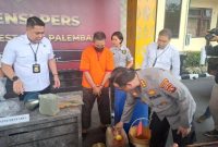 polrestabes Kombes Harryo Sugihhartono didampingi Kasat Reskrim AKBP Haris Dinzah gelar perkara refinery BBM ilegal dengan pelaku Arjo Madjuri [53]._1