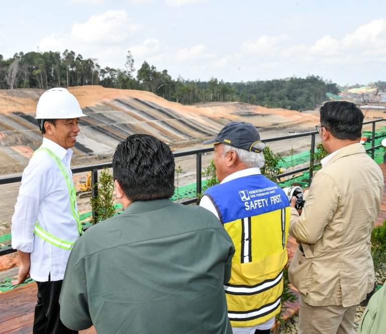 Presiden dan Rombongan Meninjau Proyek Jalan Tol IKN (01/11/2023). (Foto: BPMI Setpres)