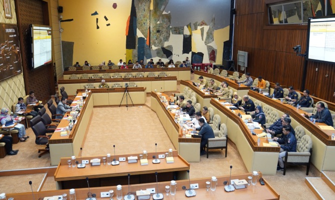 Ketua Bawaslu Rahmat Bagja, Anggota Bawaslu Paudi, Lolly Suhenty, dan Sekjen Bawaslu Ichsan Fuadi saat menghadiri Rapat Dengar Pendapat di Komplek DPR RI, Senin (20/11/2023).