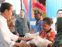 Presiden Jokowi Salurkan Bantuan Pangan CBP di Biak Numfor