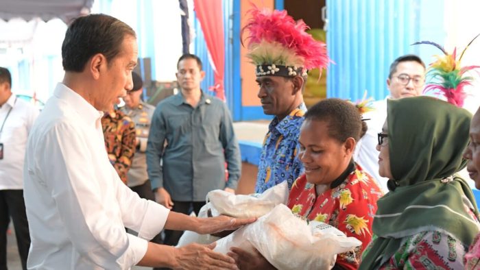 Presiden Jokowi menyerahkan bantuan pangan cadangan beras pemerintah (CBP) kepada sejumlah KPM, di Komplek Pergudangan Bulog Mandala, Biak Numfor, Papua, Rabu (22/11/2023). (Foto: BPMI Setpres)